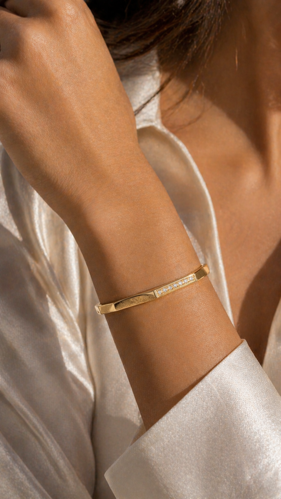 Linea Clasp Bangle