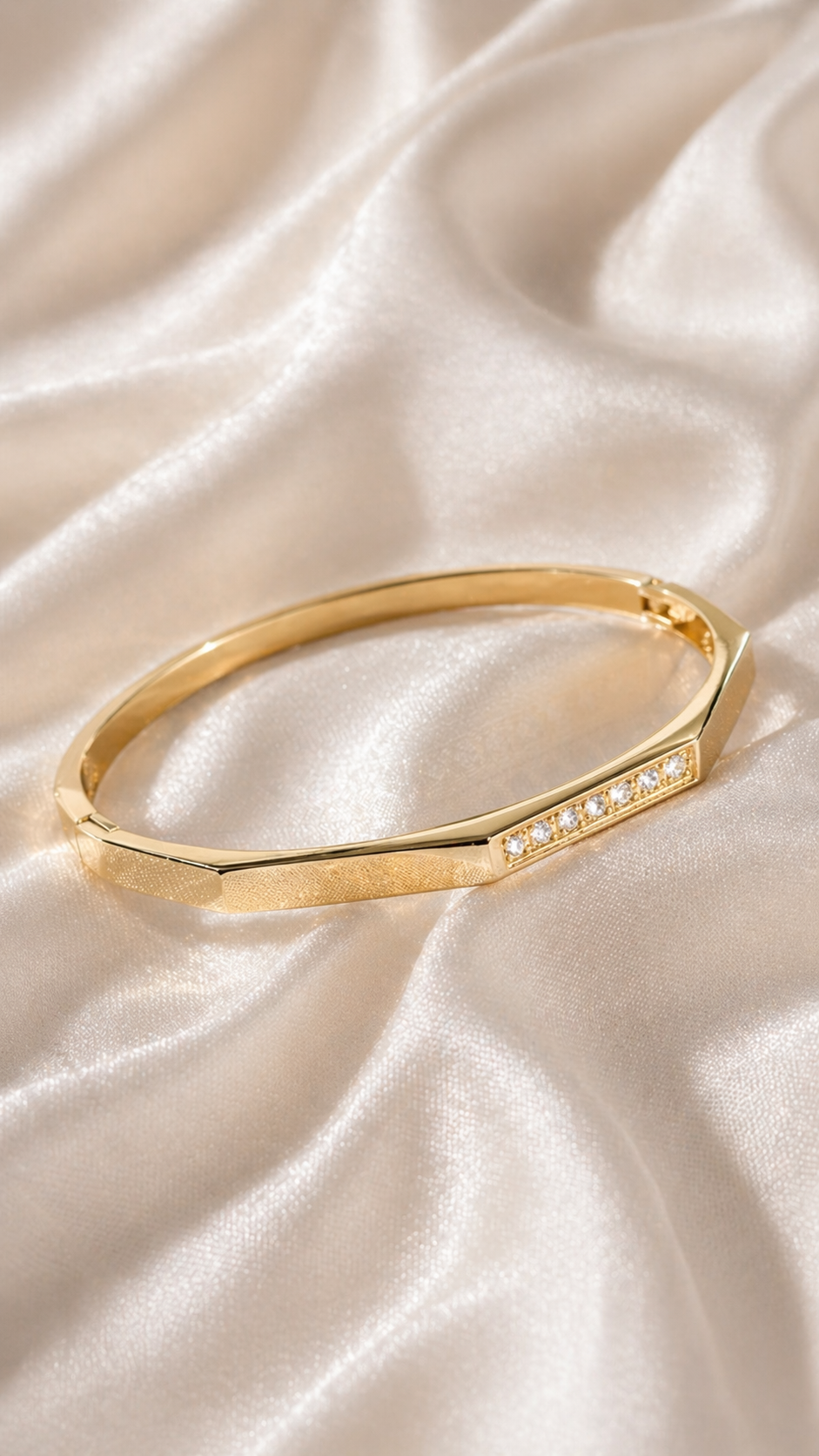 Linea Clasp Bangle