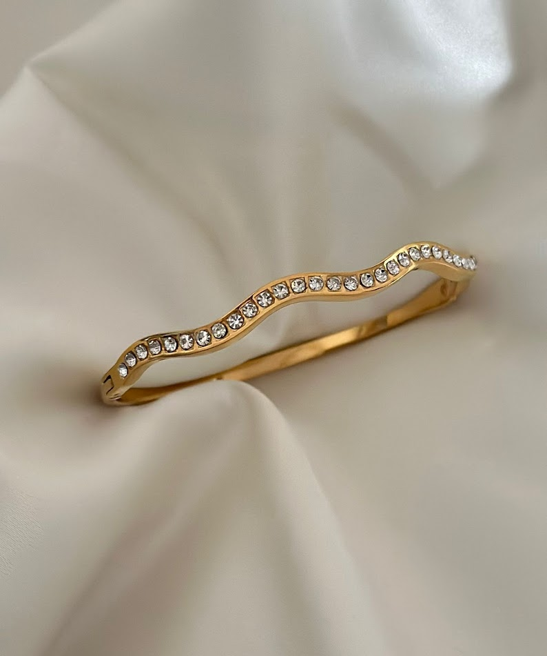 Wavy Clasp Bangle