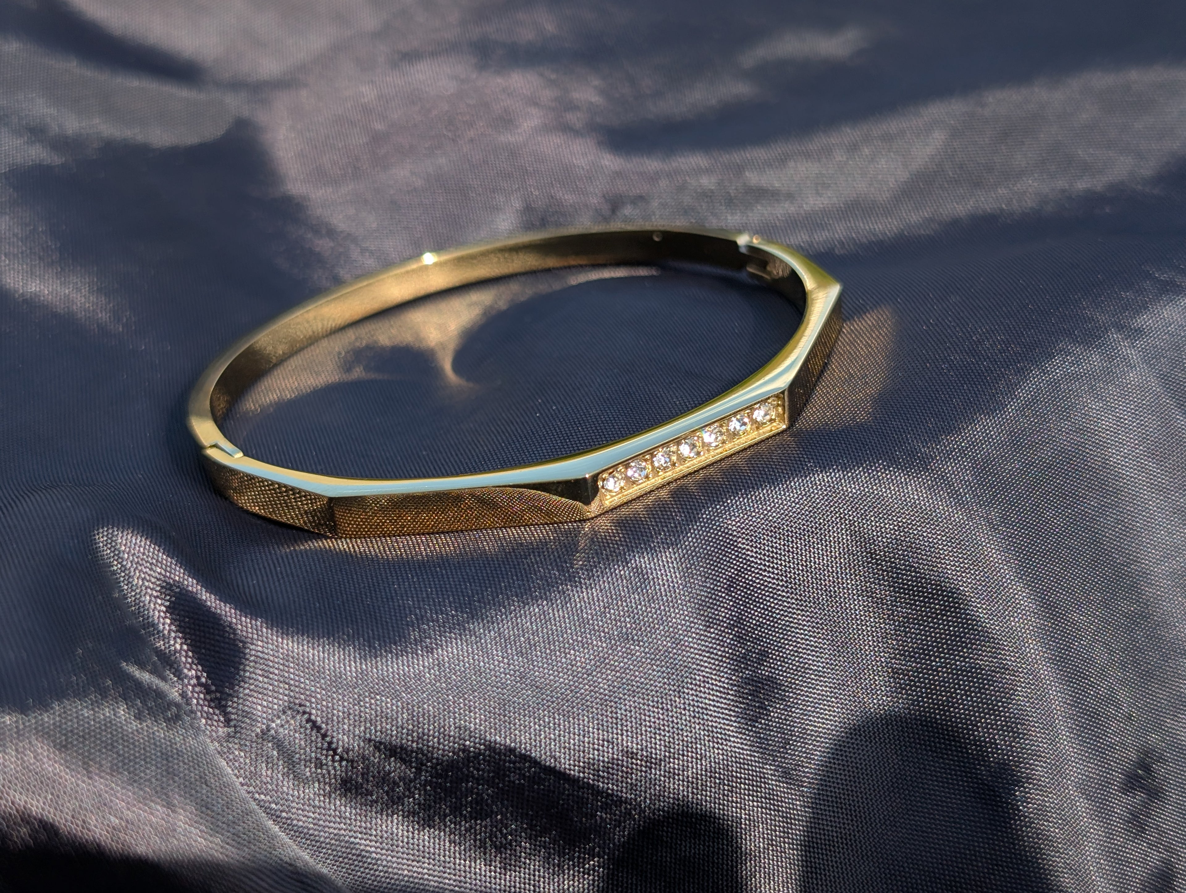 Linea Clasp Bangle
